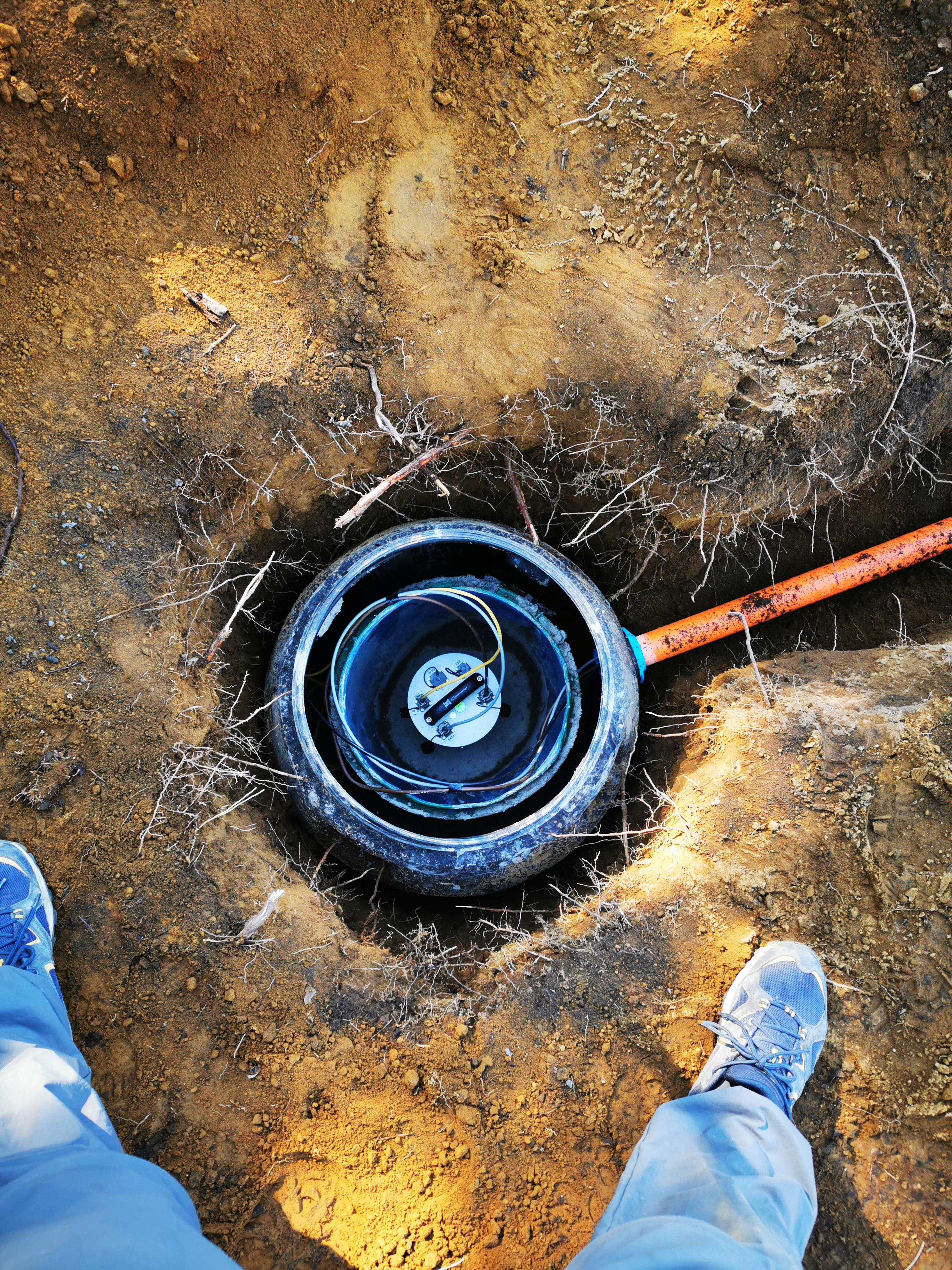 Sismómetro instalado con conduit y protección