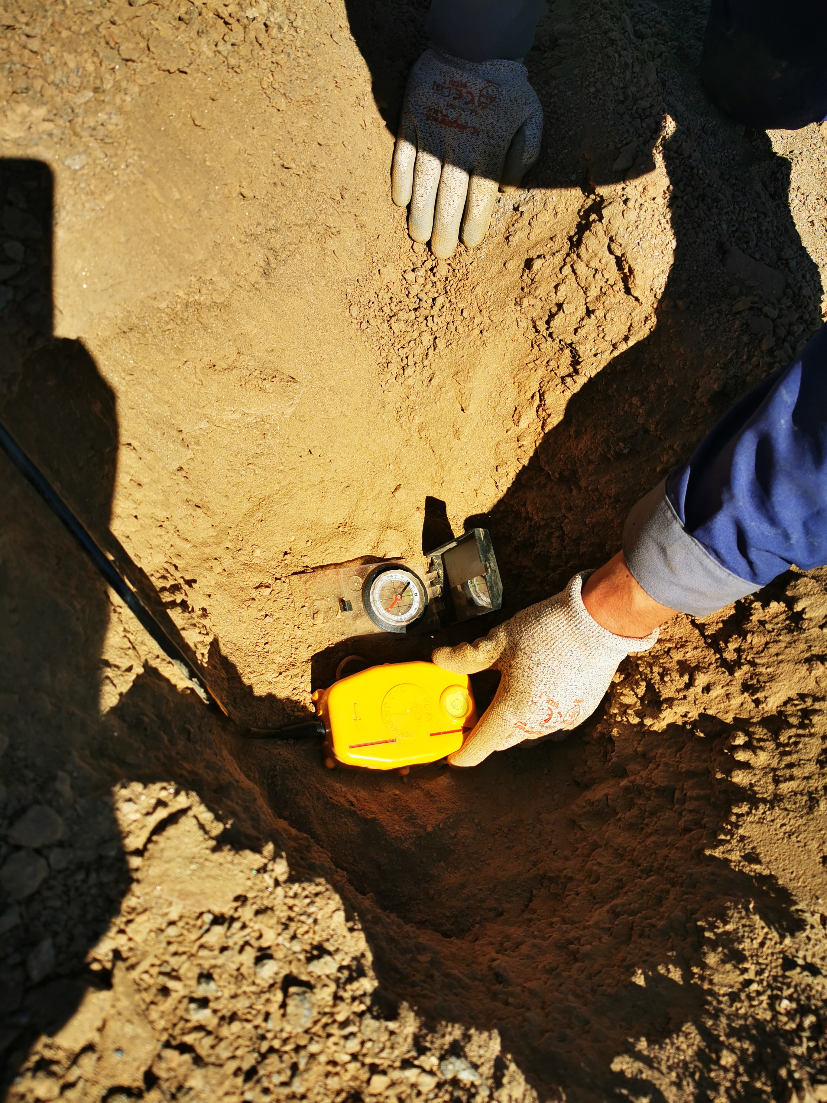 Instalación de sismómetro en el desierto